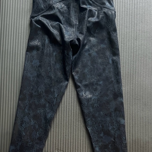 SPANX Booty Boost 7/8 Blue/Black Snakeskin Leggings - Picture 7 of 9